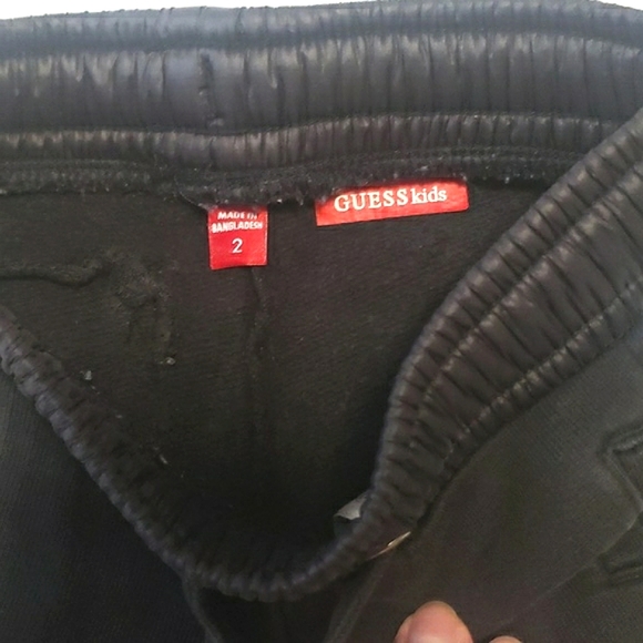 π GUESS - Black Sweatpants & White Tshirt - Size 2T - Picture 4 of 9